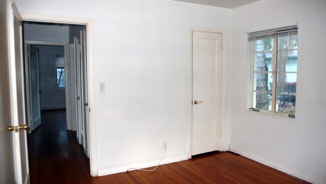 Building Photo - 1530 11th Ave N