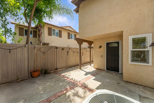 Building Photo - 10341 Canoga Ave