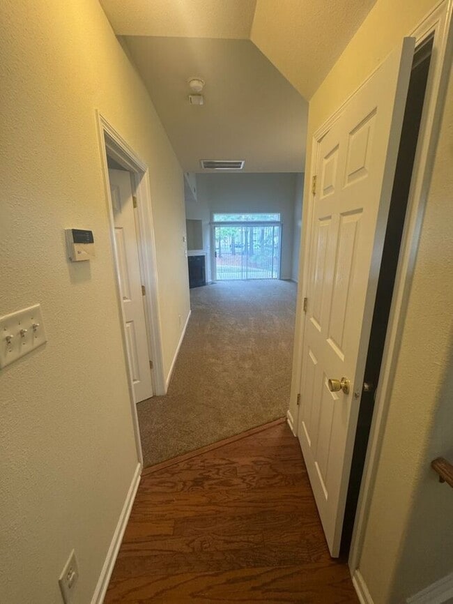 Foto del edificio - Charming 2 story, end-unit townhome with 3...
