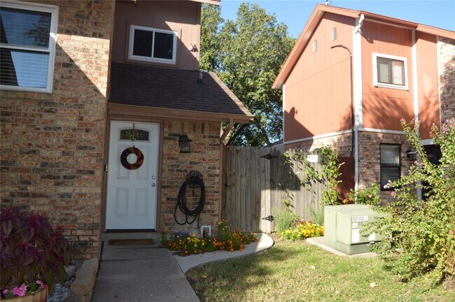 Building Photo - 610 Victoria Dr