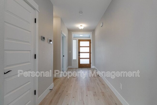 Building Photo - 9547 N Woodland St
