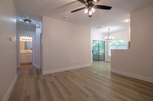 Foto del edificio - 1420 Red Crest Ln