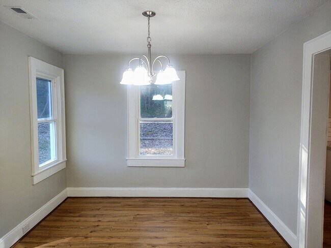 Building Photo - Renovated 2 bedroom 1 bathroom House Avail...