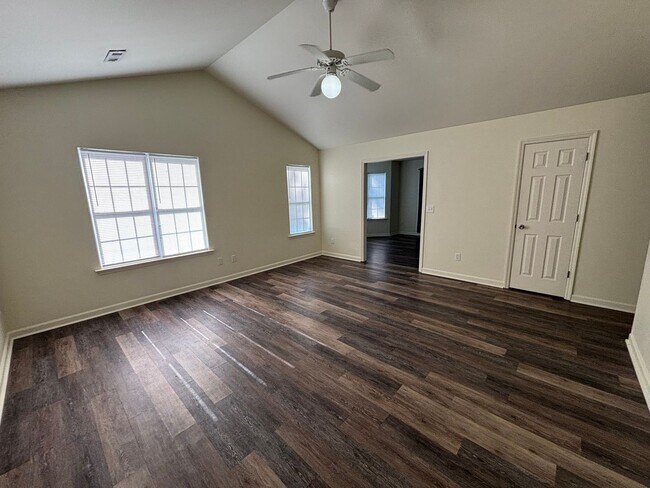 Building Photo - Charming, centrally located, 3 Bed 2 Bath ...