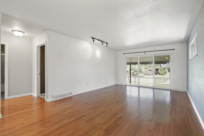 Building Photo - 3 Bedroom Townhome in University Neighborhood