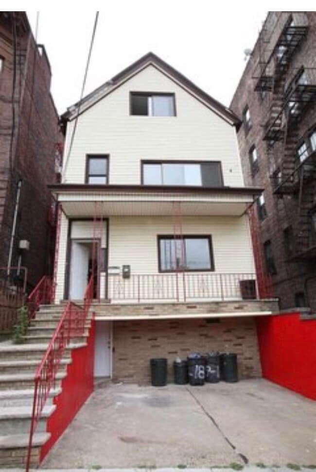 Building Photo - 719 18th St