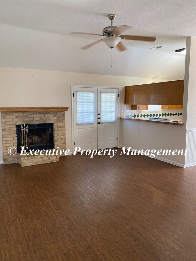 Foto del edificio - 917 Whirlaway Dr