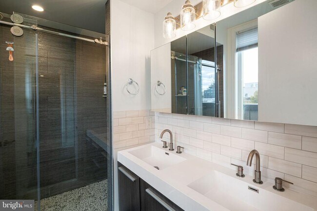 Foto del edificio - 1757 Waterloo St