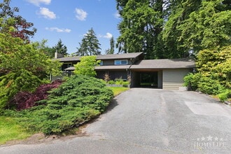 Building Photo - 10945 Lawrie Crescent