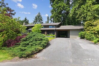 Building Photo - 10945 Lawrie Crescent