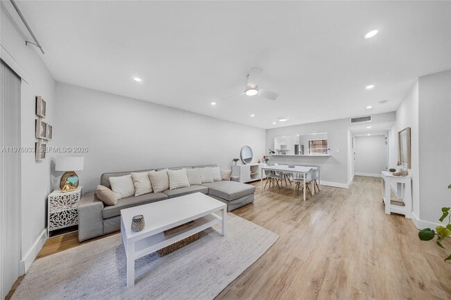 Foto del edificio - 130 S Cypress Rd