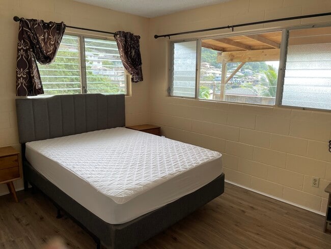 Room w/full size bed - 2821 Kamanaiki St