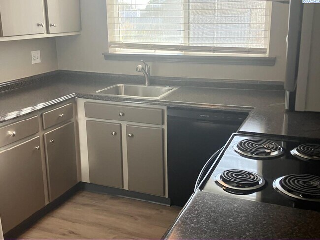 Foto del edificio - Condo Living...Move-In Ready