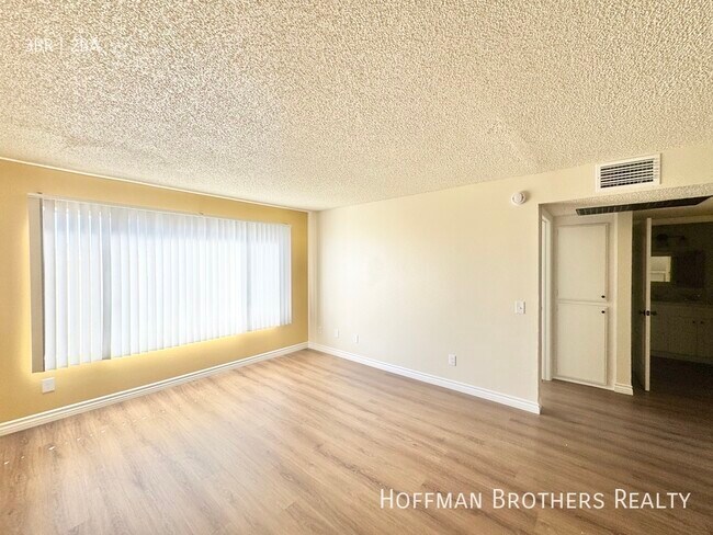 Building Photo - 9233 Van Nuys Blvd