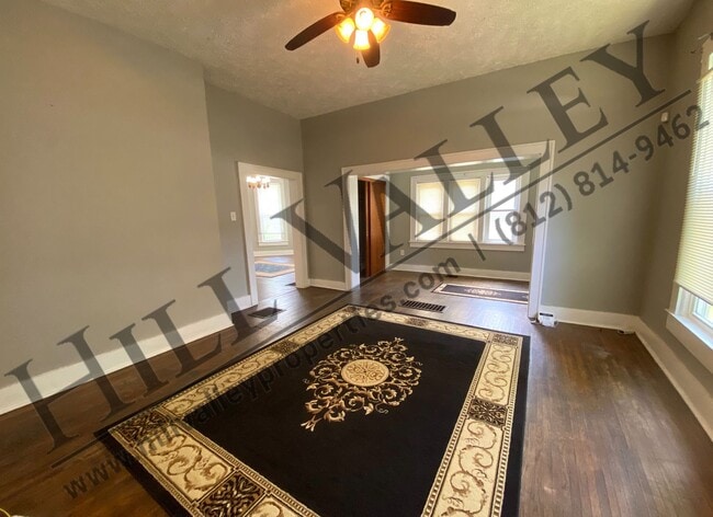 Building Photo - Three Bedroom House