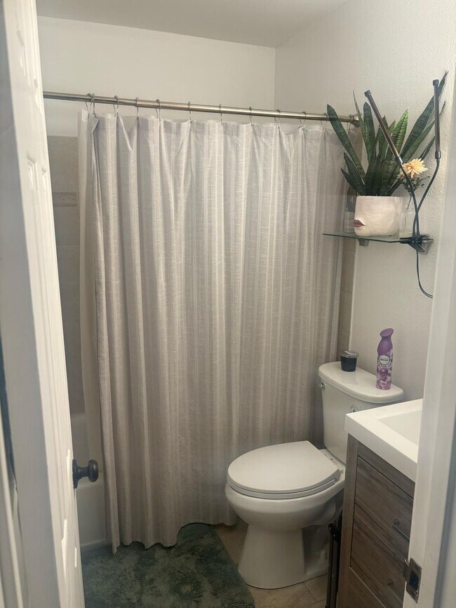 Building Photo - 2 Bedroom Condo for Rent at Remington Post.