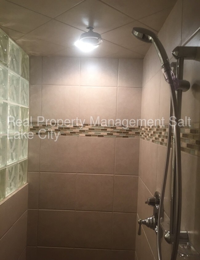 Foto del edificio - Remodeled 1 Bedroom Basement Apartment!