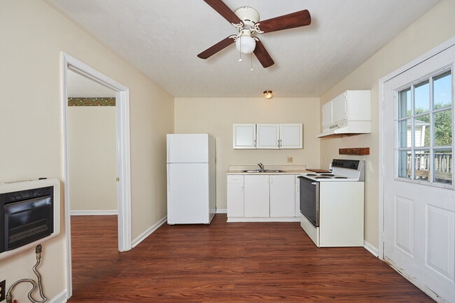Building Photo - 212 E Hillcrest Dr
