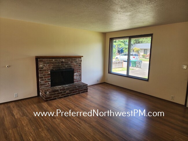 Building Photo - River Road 3 Bedroom Home!