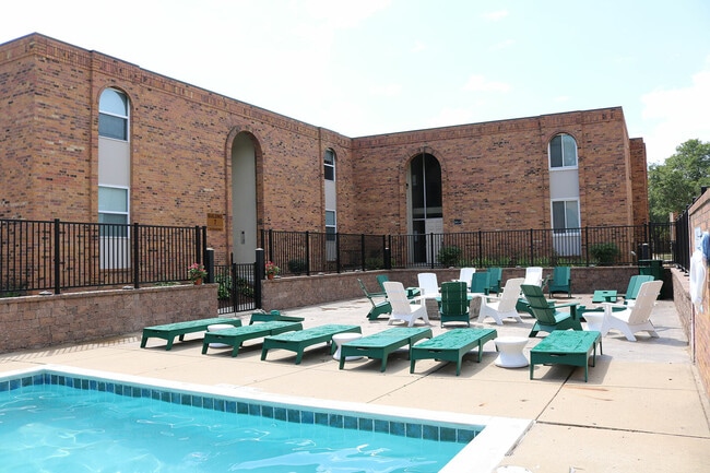 Swimming Pool - The Quarters East Lansing