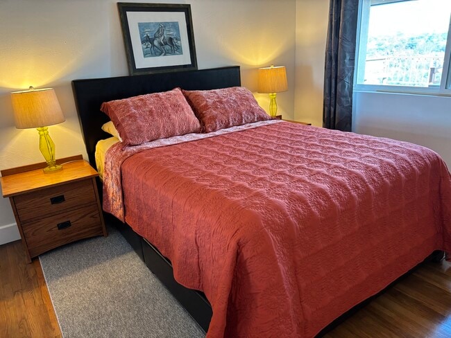 Comfy queen bed - 5121 September St