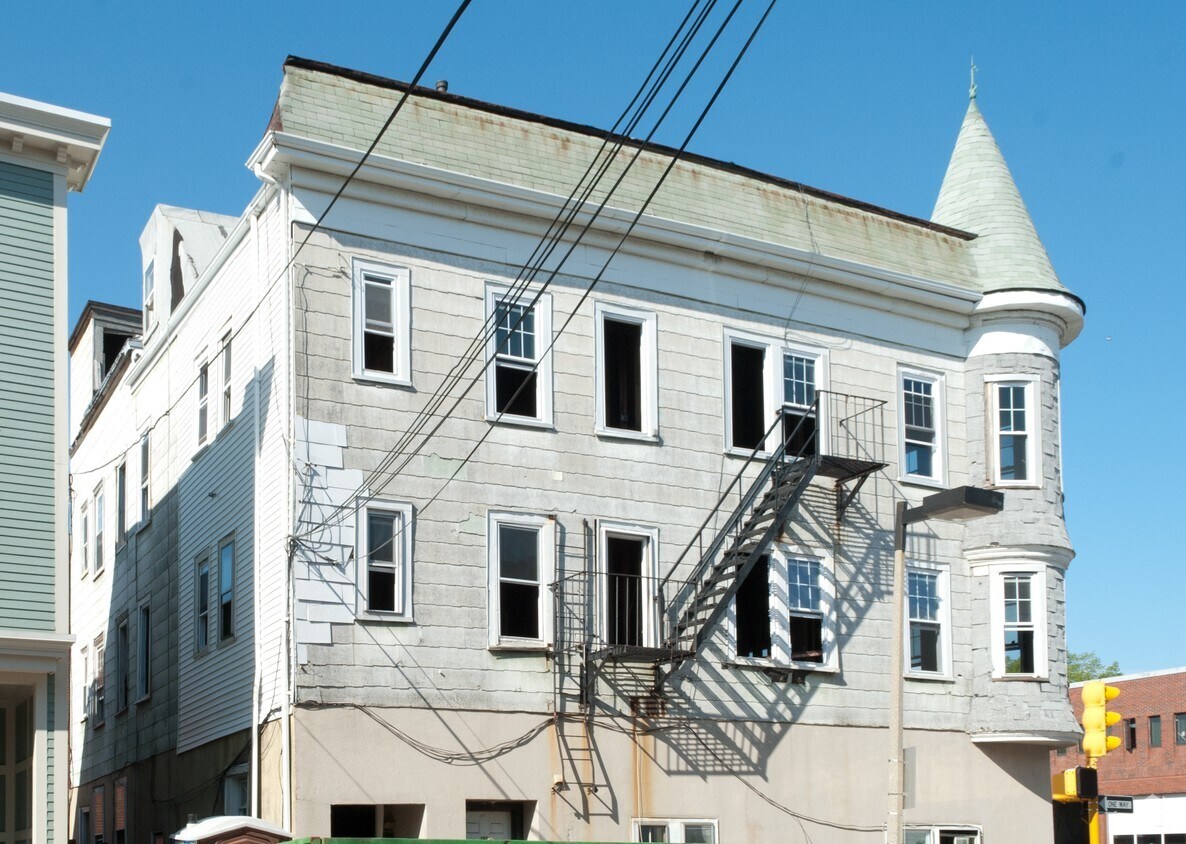 Building Photo - 279 D St