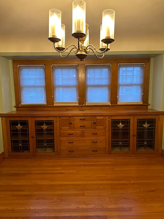 Dining room - 1629 E Newton Ave