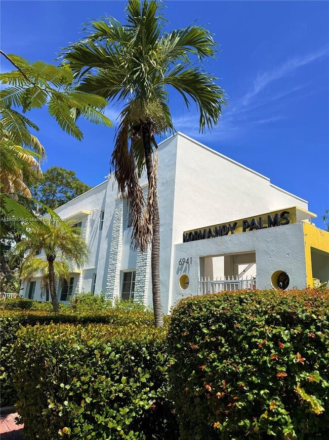 Building Photo - 6941 Bay Dr