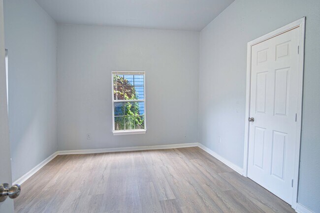 Building Photo - Charming and Modern Living Near Downtown S...