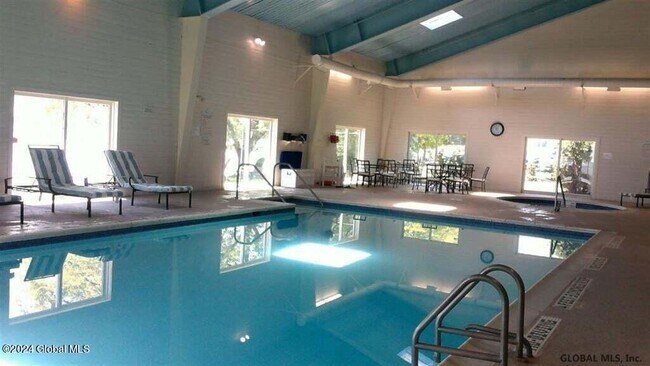 Foto del edificio - 158 Kaydeross Park Rd