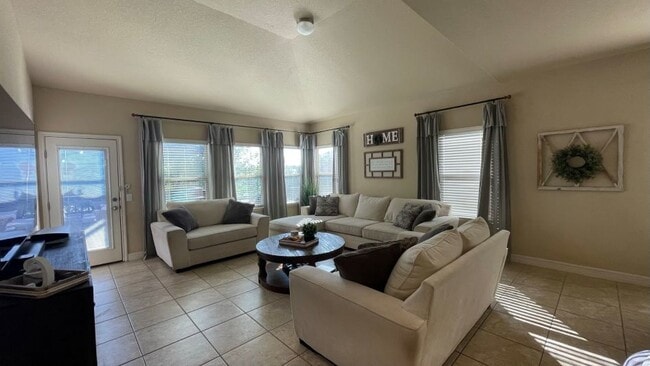 Foto del edificio - 12310 Coal Mine Rise