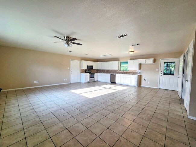 Foto del edificio - Charming 3-Bed, 2-Bath Country Home in Kem...