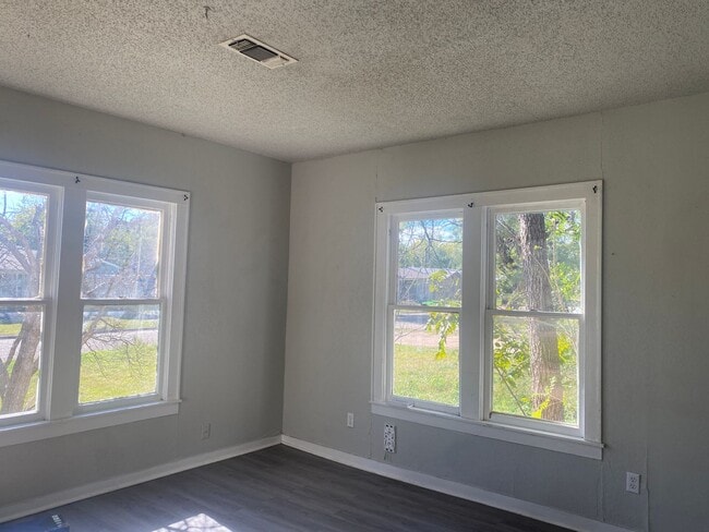 Building Photo - 2 bed 1 bath