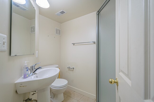 Foto del edificio - 611 Otis Pl NW