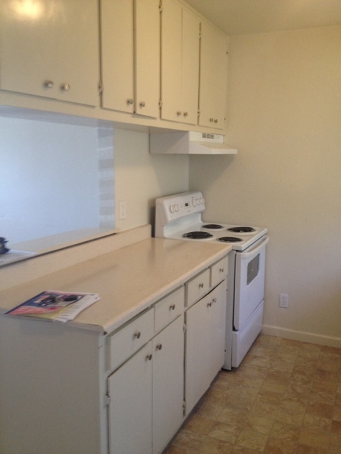 Building Photo - 3 BEDROOM 2 BATH APARTMENT