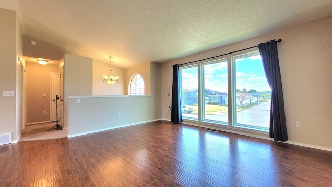 Building Photo - Gorgeous Split Level with Fenced Backyard