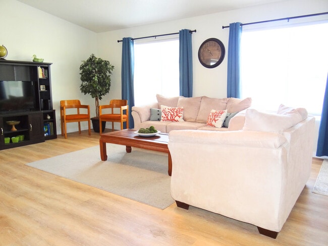 Sala de estar - 8941 E 24th Ln
