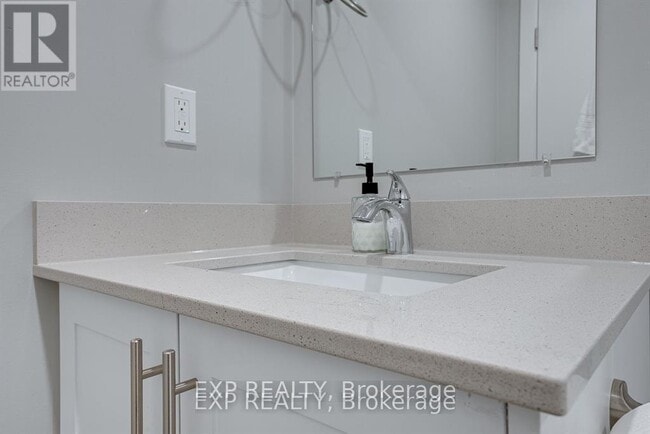 Building Photo - 104 Wellington St N