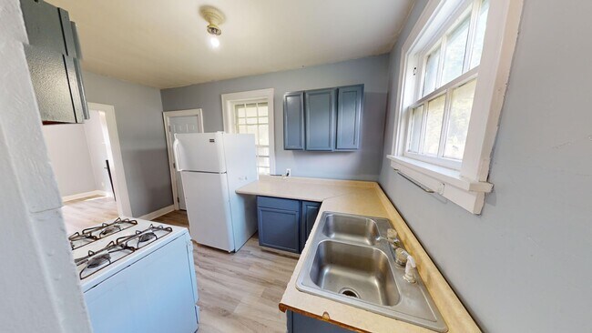 Building Photo - 2 Bedroom w/ large yard, 1st floor laundry