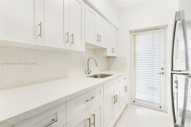 Foto del edificio - 6930 Rue Versailles Dr