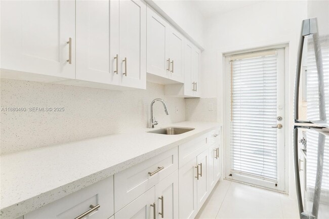 Building Photo - 6930 Rue Versailles Dr