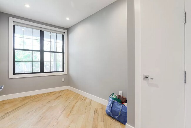 Building Photo - 68 Troy Ave