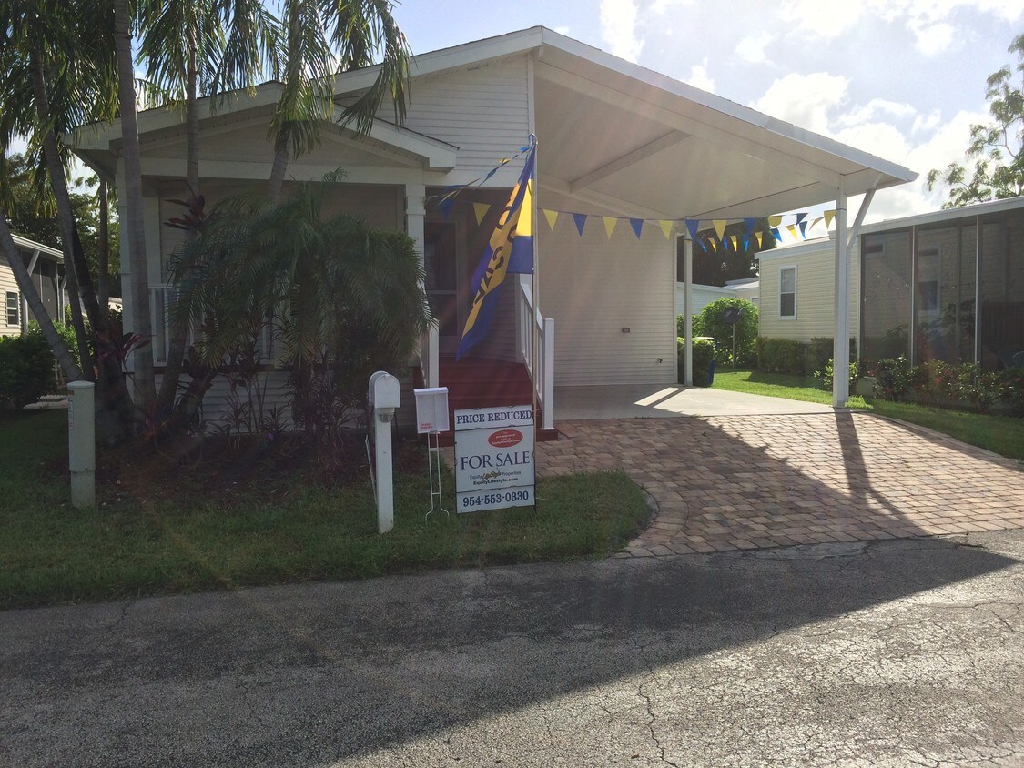 Foto principal - 6421 NW 28th Ln