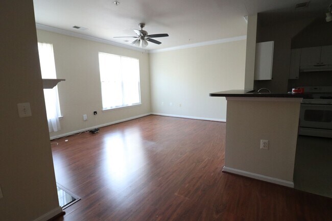 Building Photo - Rare 2BR 2BA 2 Level Condo With Garage