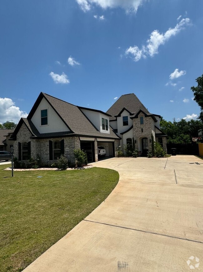 Building Photo - 1142 Green Wood Cir