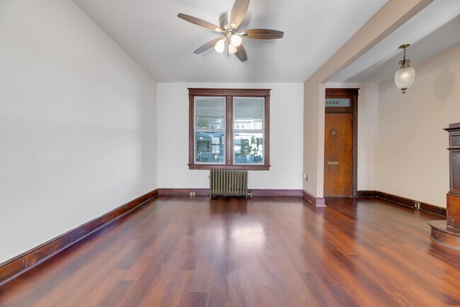 Building Photo - Charming 4 bed 2 bath home!