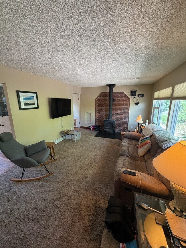 Building Photo - 1104 N Pinecrest Dr