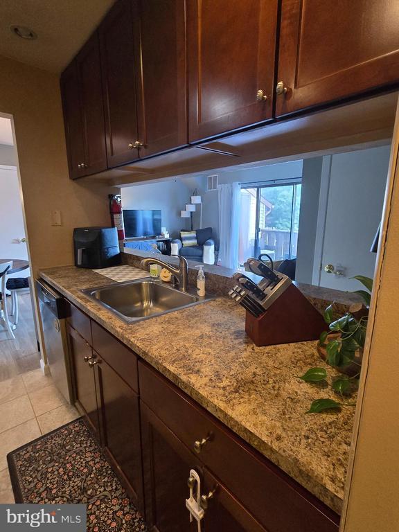 Foto del edificio - 404 Lindsey Ct