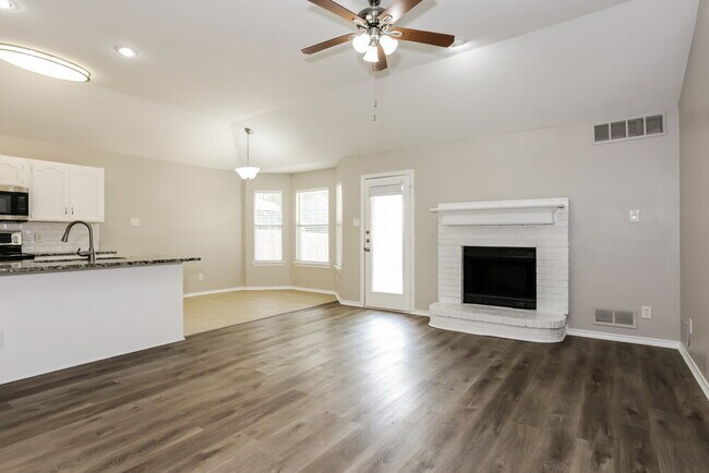 Foto del edificio - 6841 Black Wing Dr
