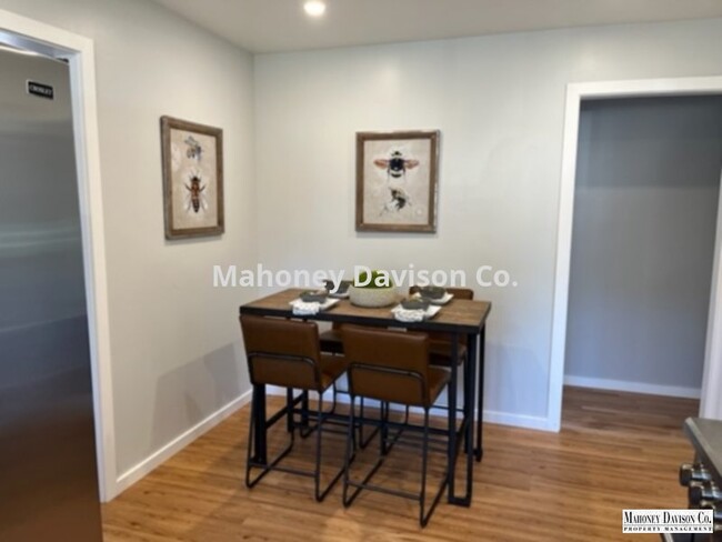 Building Photo - 3 bdrm/2 bath, fully refurbished, 1600 sf,...